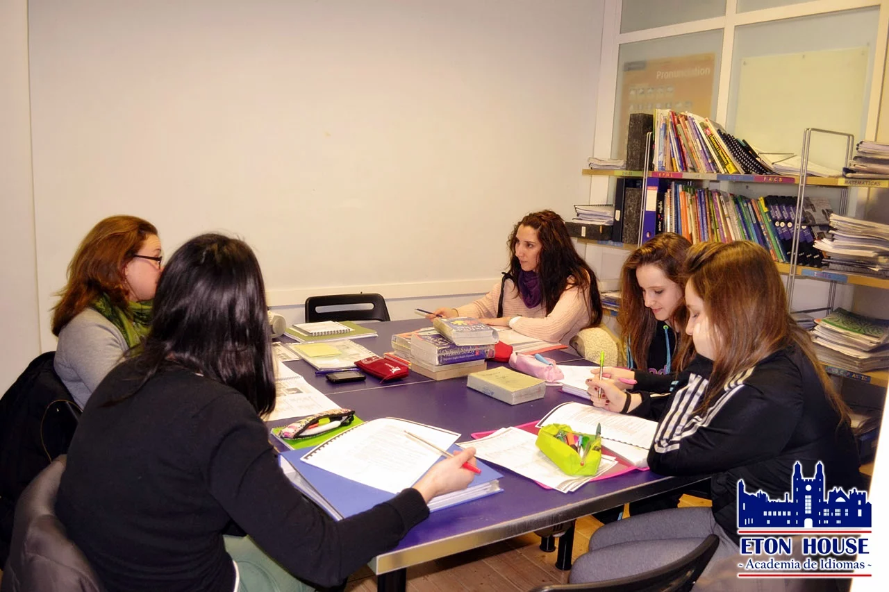 alumnas en clases en la academia eton house de Móstoles