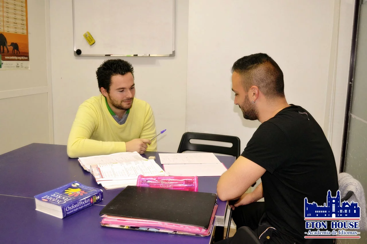 Profesor y alumno en un aula de la academia de ingles eton house